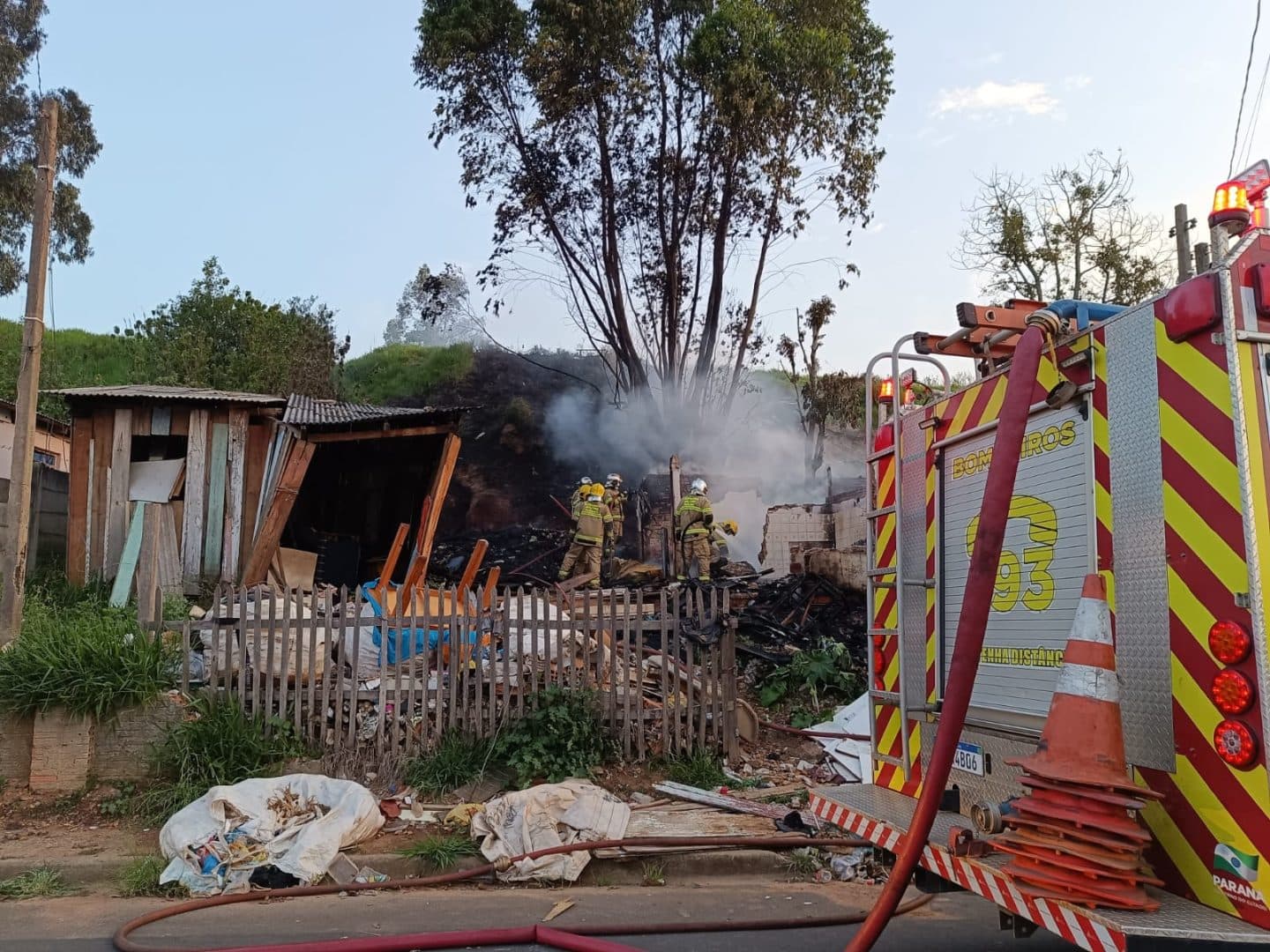 URGENTE: Incêndio destrói residência de madeira em bairro de PG