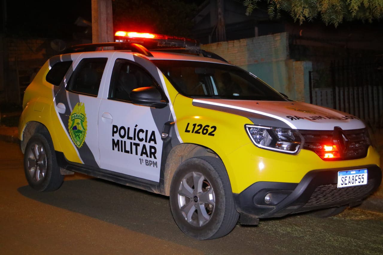Homem ameaça vizinhos com arma e termina preso em PG
