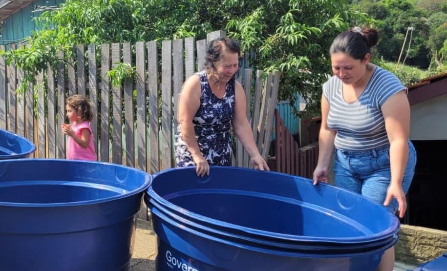 Programa da Sanepar beneficia famílias de Arapoti e Carambeí com entrega de caixas d’água