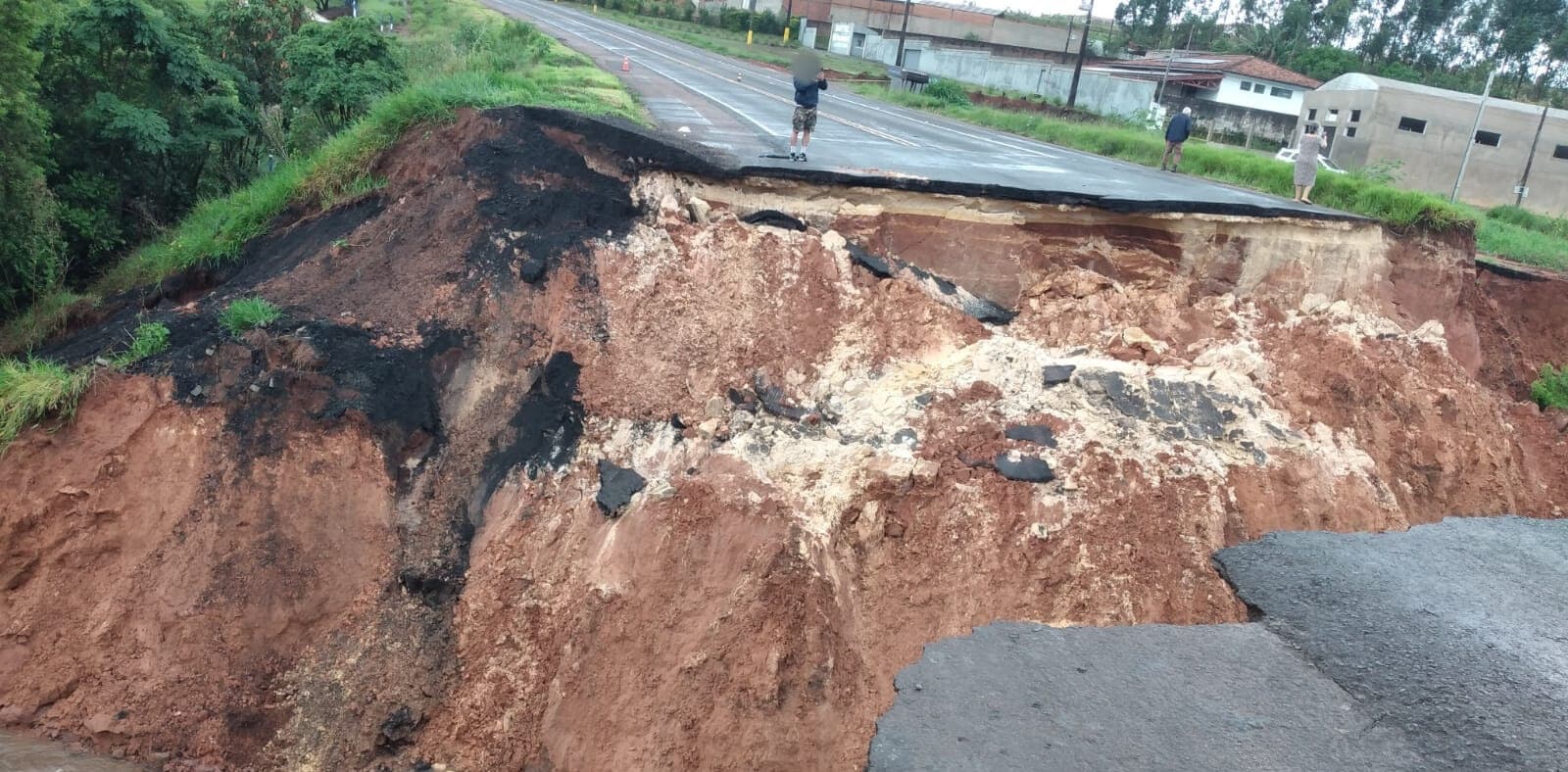 Asfalto cede na PR-151 em Jaguariaíva