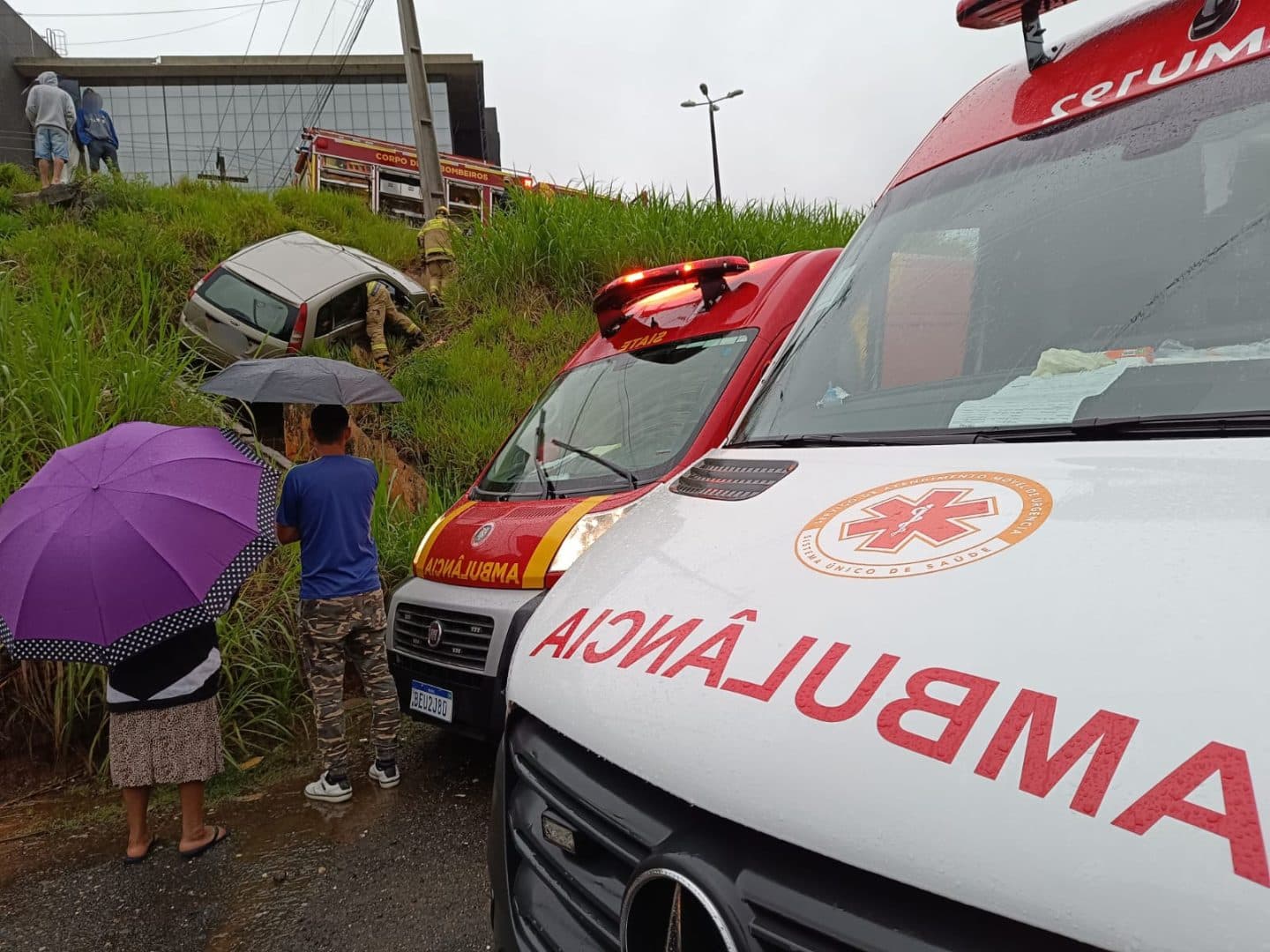 Veículo com seis pessoas sai de pista e para em escadaria de barranco em PG