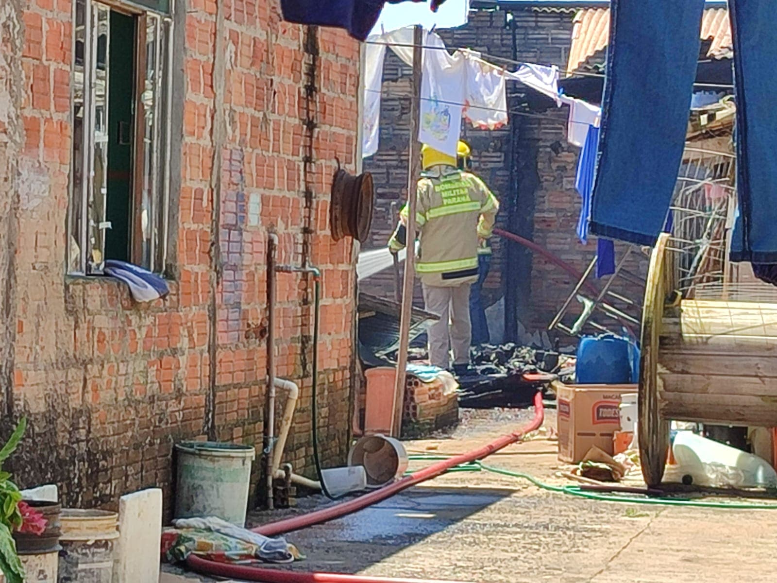 Casa de madeira fica destruída após incêndio em bairro de PG
