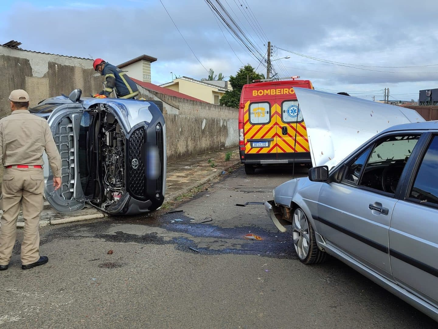 Veículo capota após ser atingido por outro em Ponta Grossa