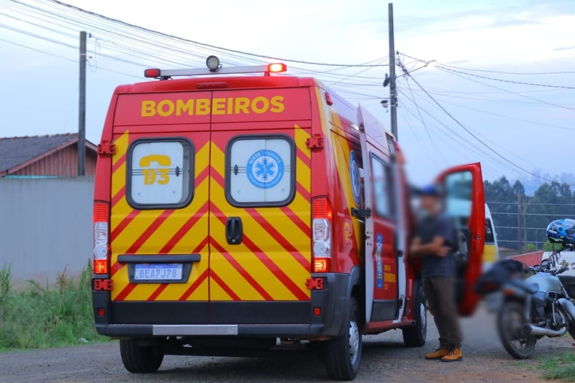 Idoso fica ferido após ser atropelado por motocicleta em bairro de PG