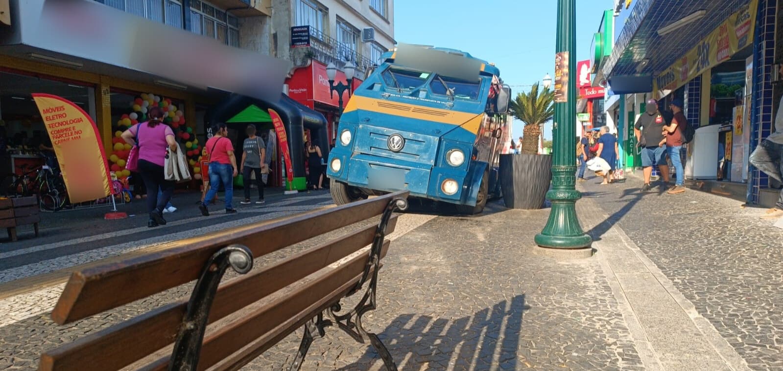 Carro forte cai em galeria pluvial no calçadão
