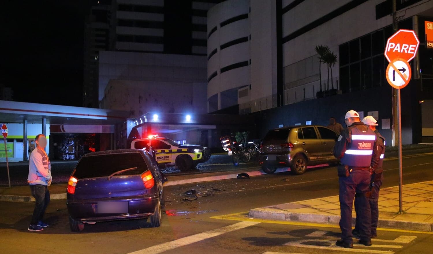 Motorista embriagado causa acidente em rotatória no bairro de Olarias