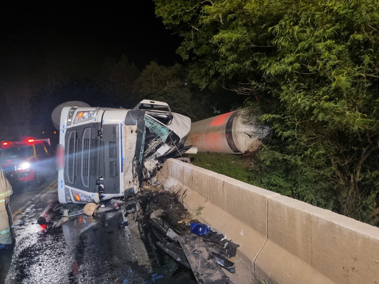 Caminhão tomba e colide com mureta em rodovia da região
