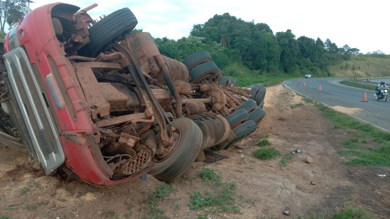 Caminhão carregado com farelo de soja tomba na BR-376