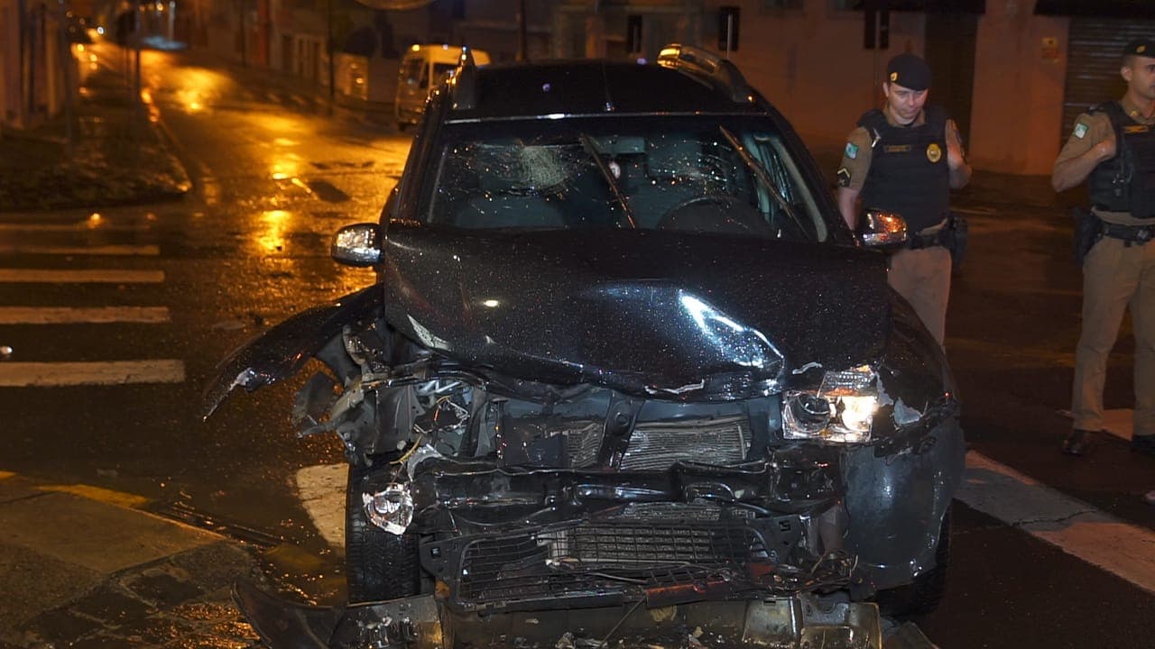 Duas pessoas ficam feridas após se envolverem em acidente no centro de PG