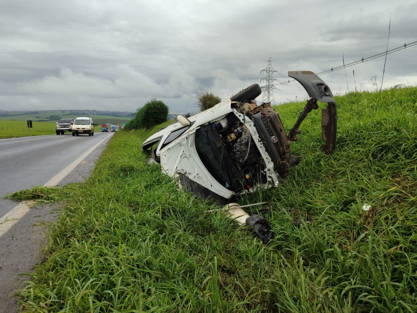 Carro sai da pista e capota após aquaplanagem na PR-151