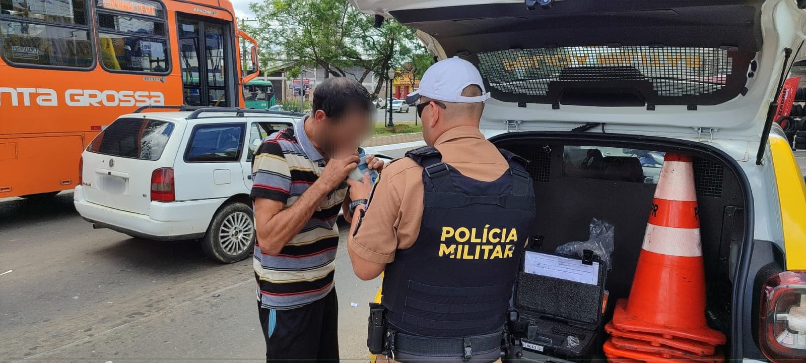 Motorista embriagado colide em traseira de moto e vai preso em Ponta Grossa