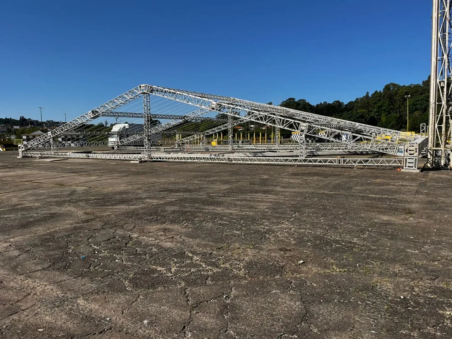 Centro de Eventos de PG começa a receber megaestrutura para a München