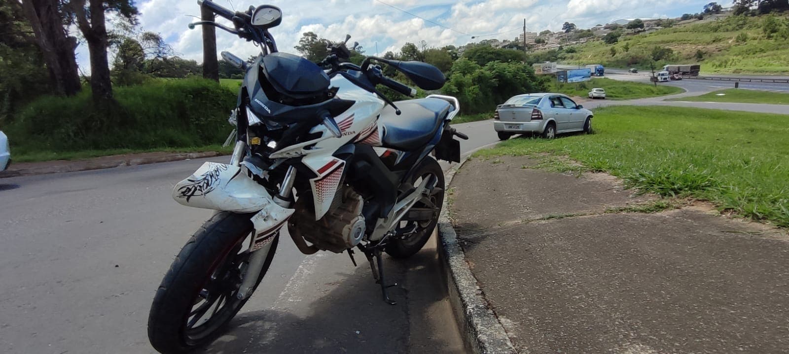 Motociclista fica ferido após colisão frontal com carro no Contorno