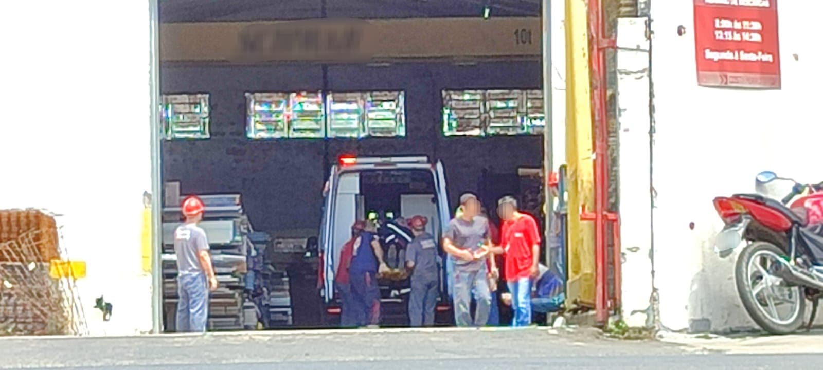 Trabalhador fica preso em guilhotina de empresa em PG