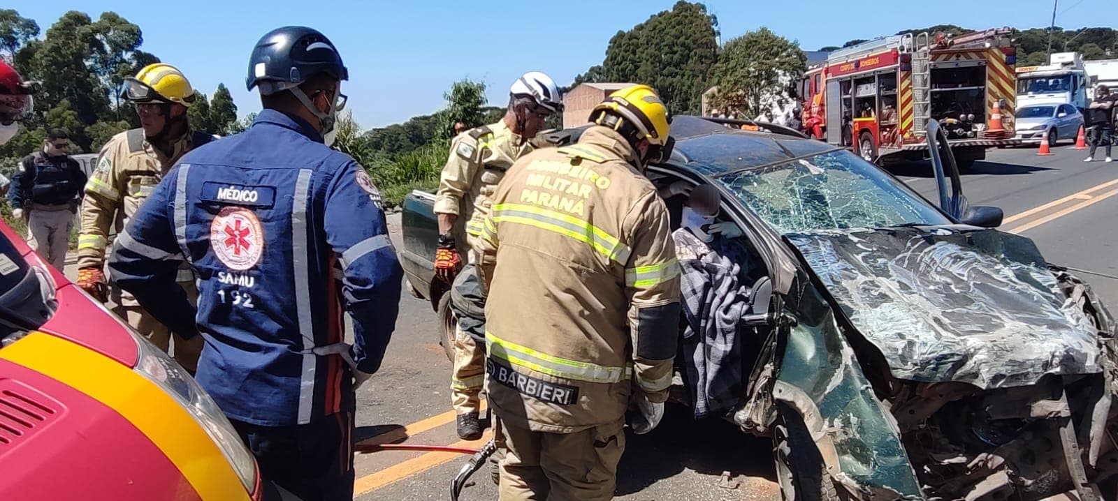 Grave acidente na Souza Naves deixa uma pessoa presa às ferragens em PG