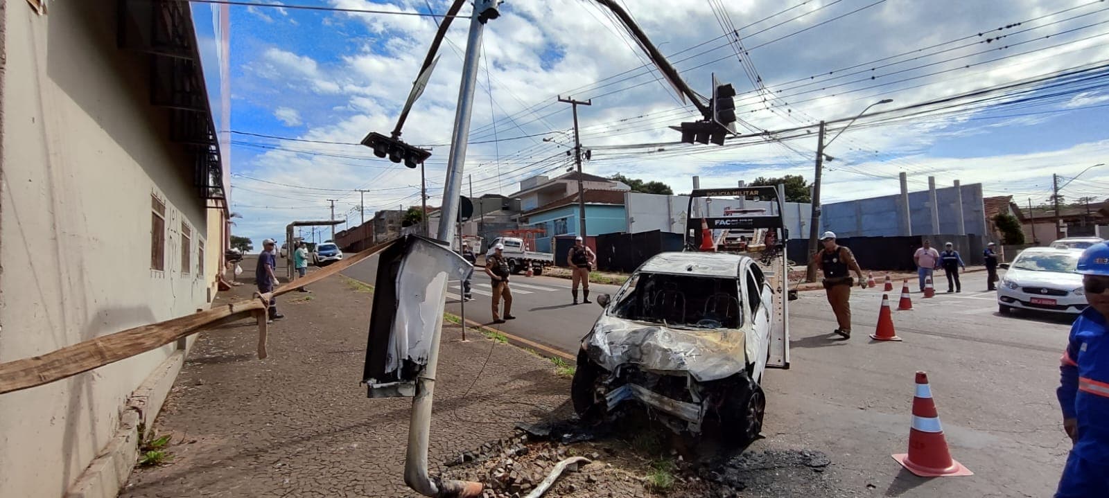 Veículo colide com semáforo e pega fogo em Ponta Grossa