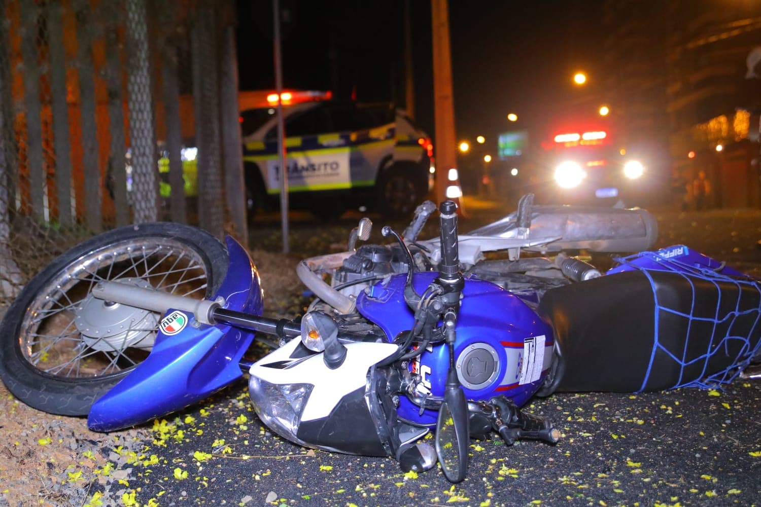 Adolescente fica ferido após furar preferencial e colidir com carro em Ponta Grossa