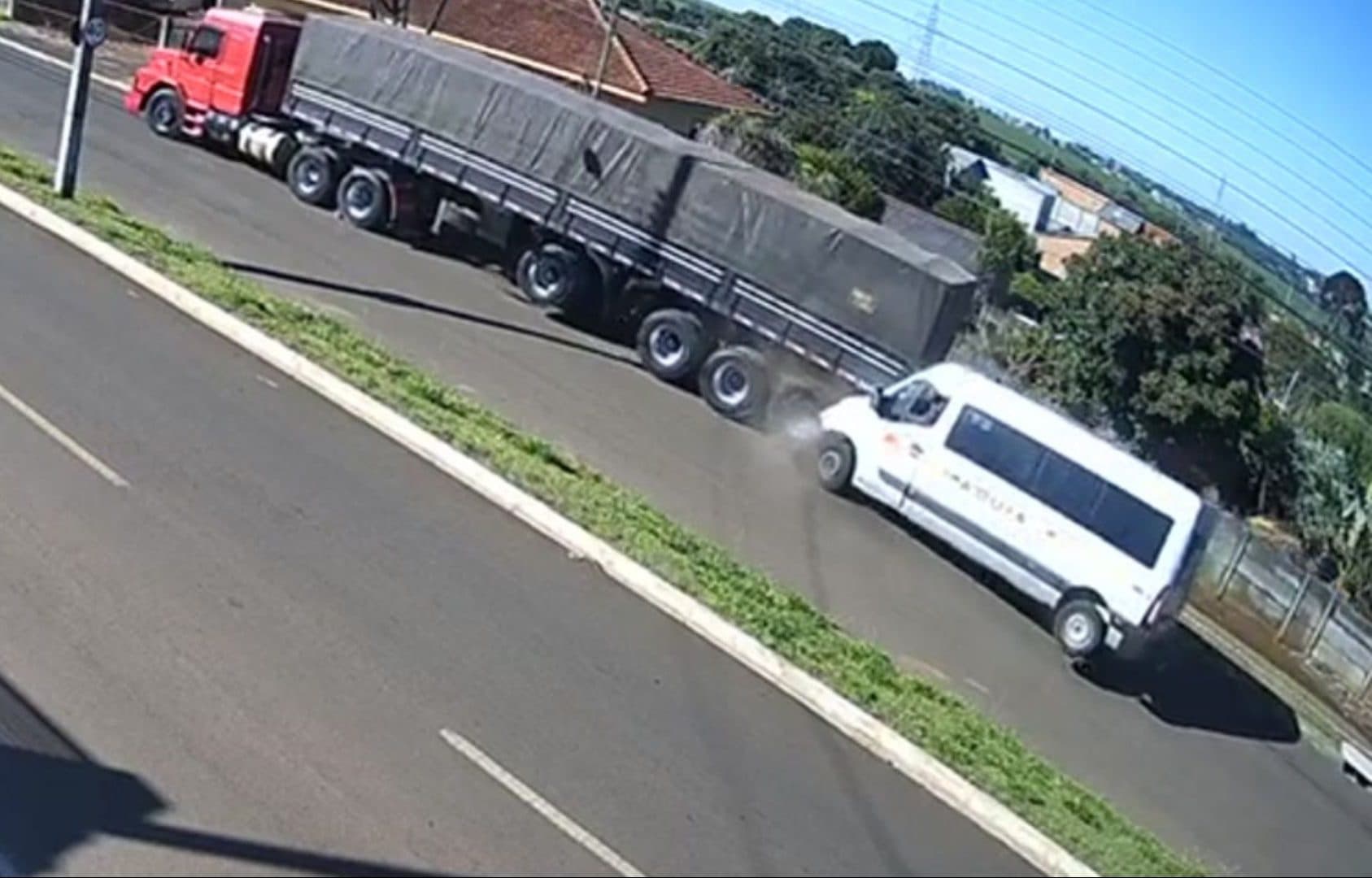 Câmeras flagram van colidindo com traseira de caminhão em bairro de PG. Veja vídeo