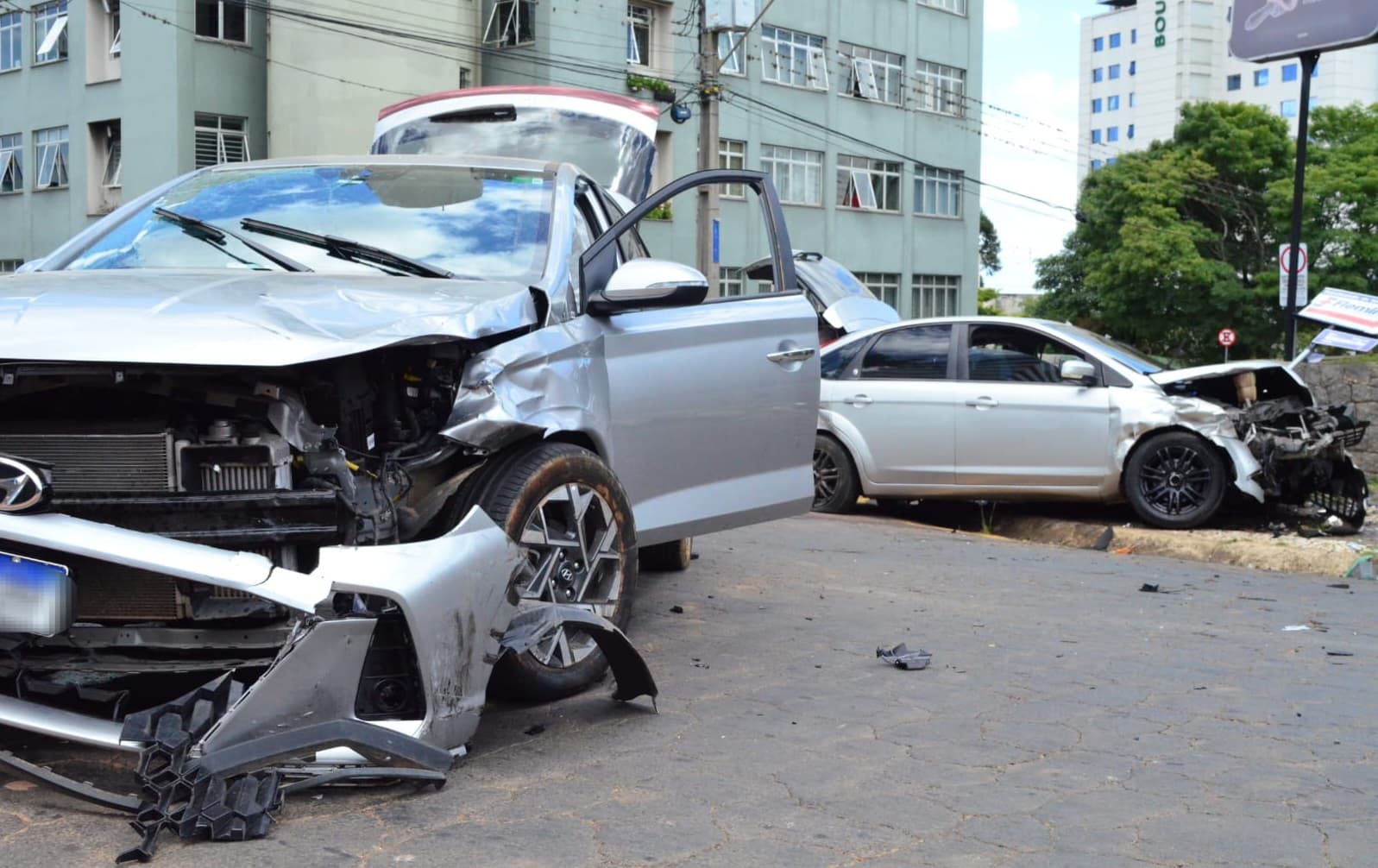 Passageiro fica ferido após acidente entre dois carros em Ponta Grossa