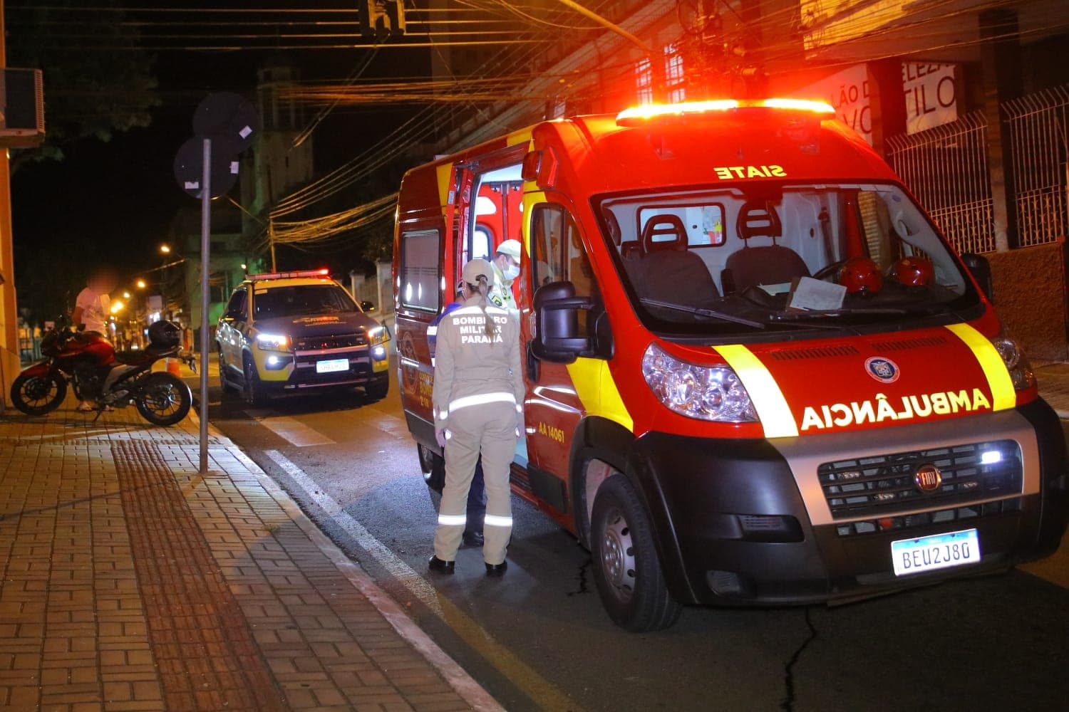 Acidente no centro de Ponta Grossa deixa motociclista ferido
