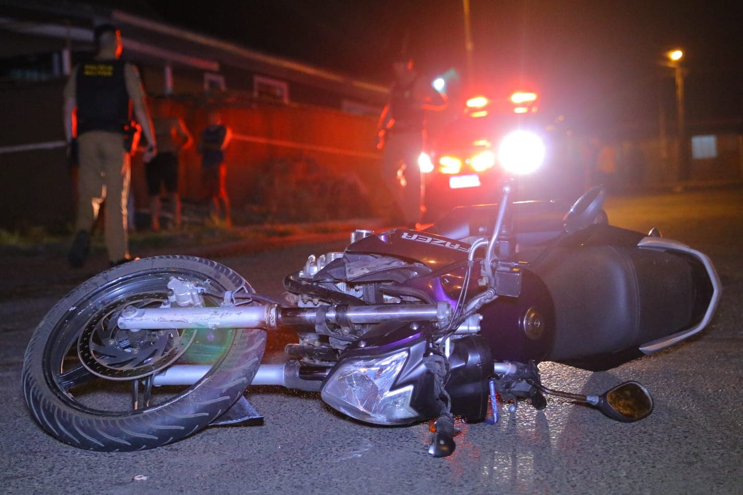 Motorista não enxerga e colide com motocicleta em rua de Ponta Grossa