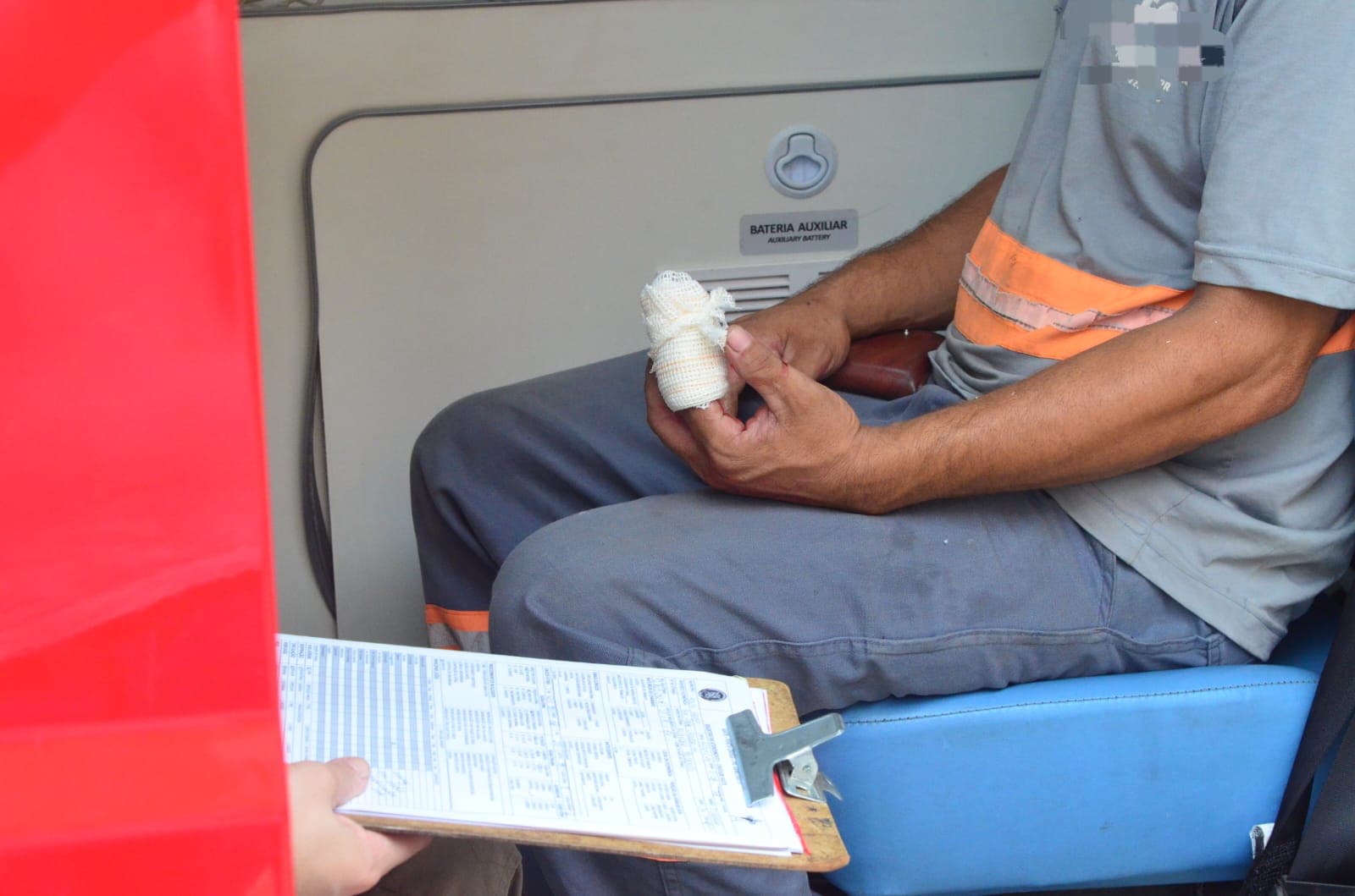 Trabalhador tem dedo esmagado e é socorrido pelo Siate de PG