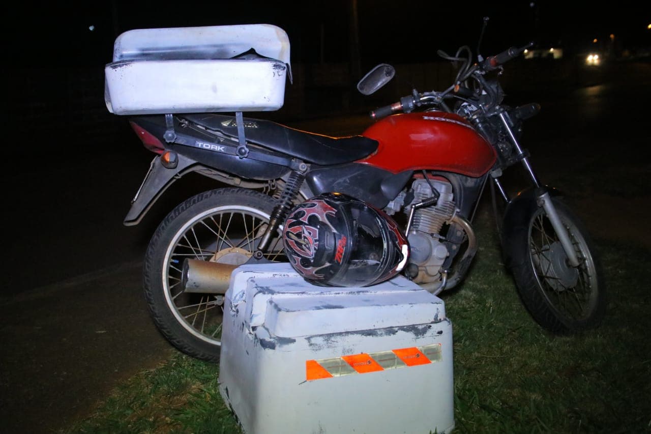 Condutor de van foge após atingir motociclista em Uvaranas