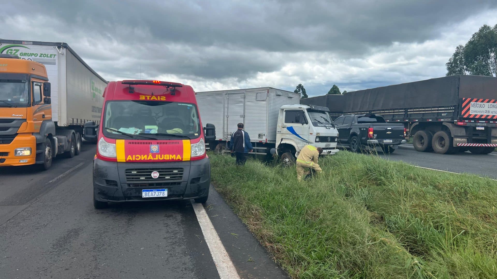 Passageiro é ejetado de caminhão em acidente na BR-376