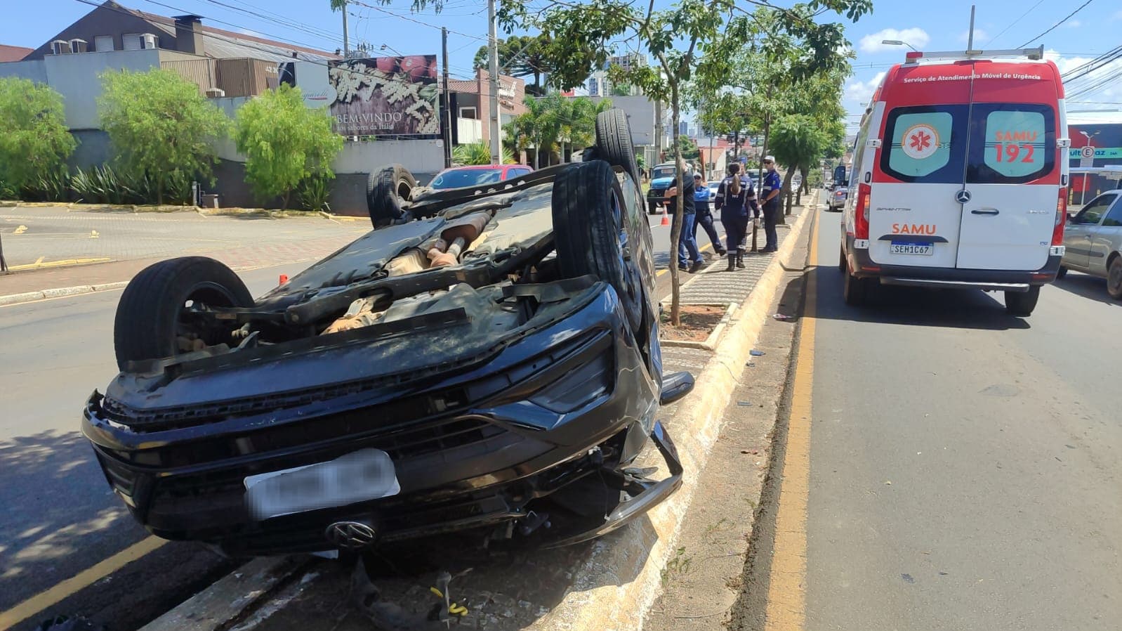 Motorista capota carro após colidir na traseira de outro em Ponta Grossa
