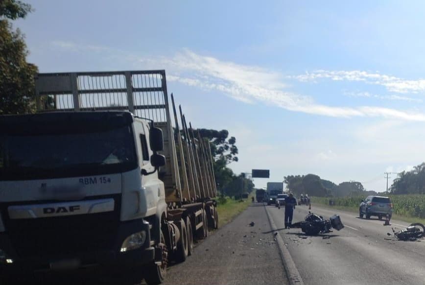 Acidente envolvendo duas motos e caminhão deixa uma pessoa morta na região