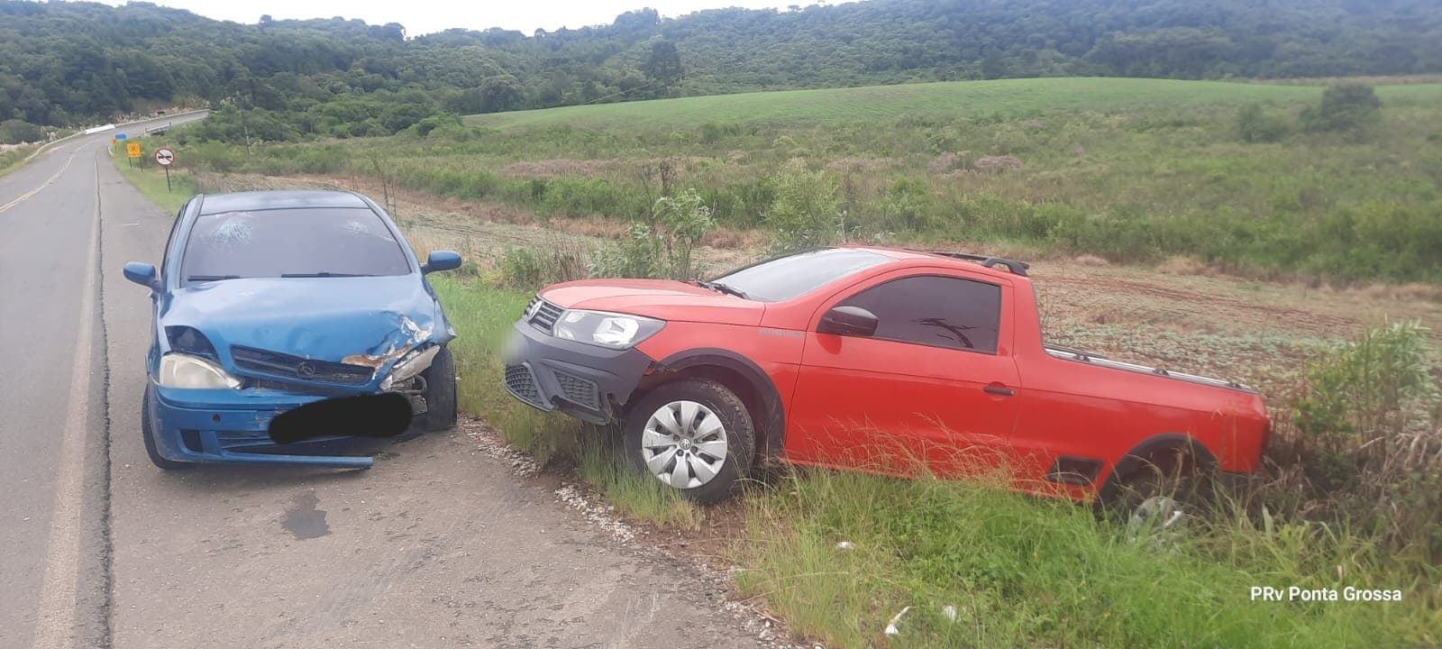 Acidente deixa bebê e mais quatro pessoas feridas na PR-090 em Castro