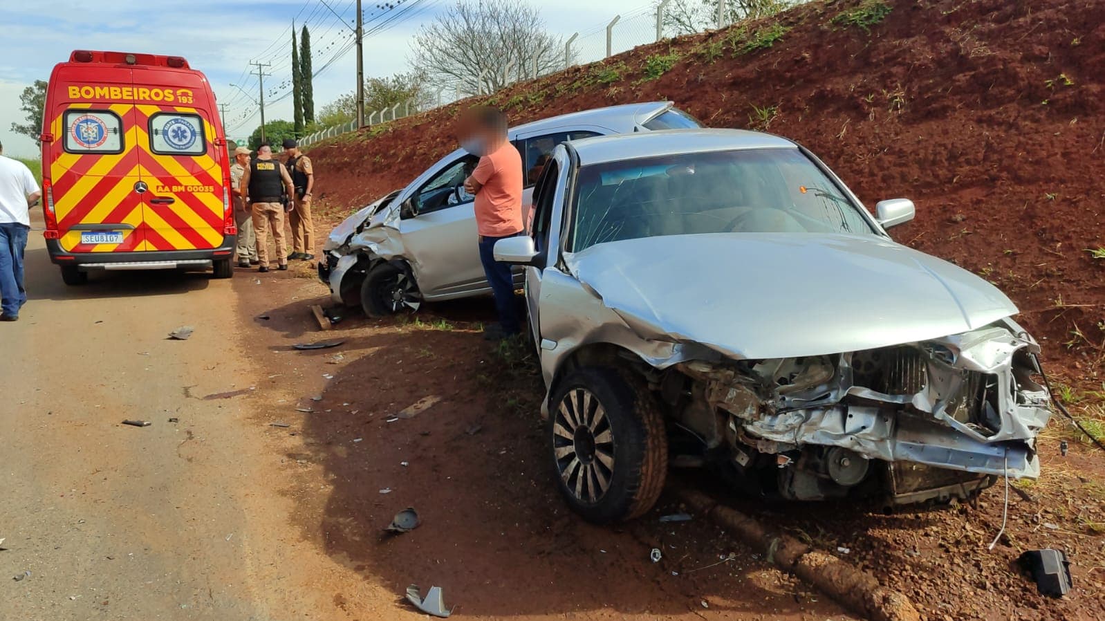 Colisão entre dois carros deixa motorista gravemente ferido em Ponta Grossa
