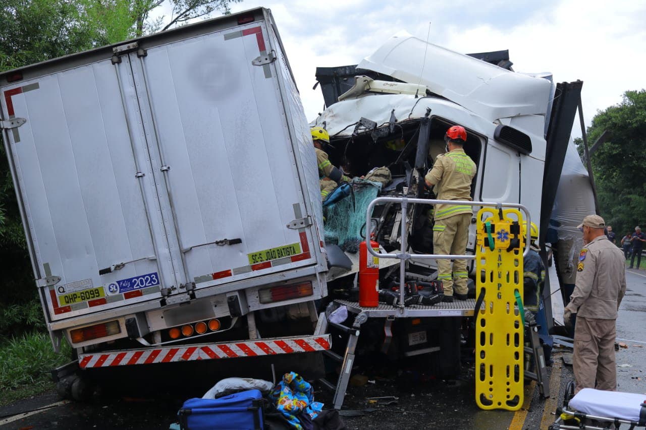 Grave colisão entre caminhões na PR 151 deixa família, com criança, ferida
