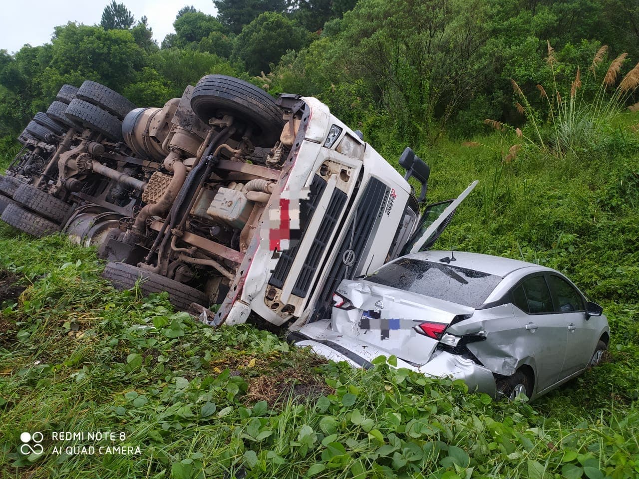 Acidente envolvendo sete carros e dois caminhões na BR 277 deixa trânsito lento