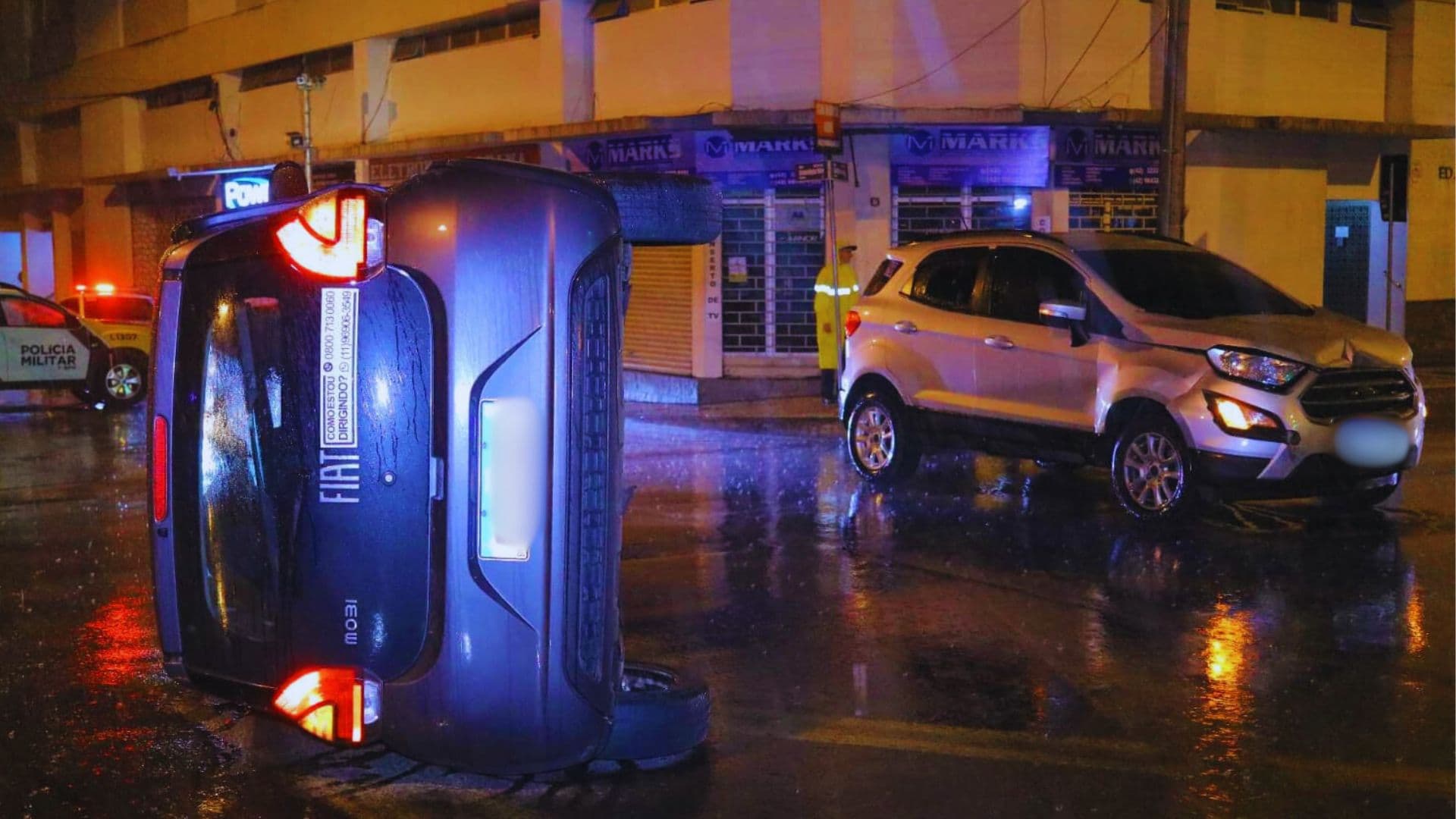 Carro tomba após colisão no Centro de PG