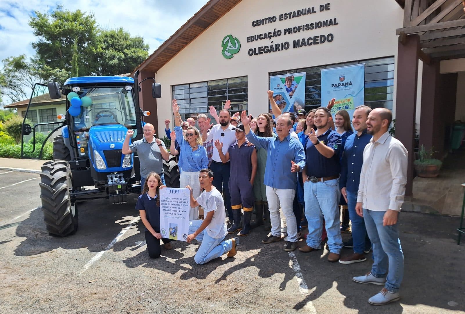 Secretário da Educação do Paraná entrega trator no Colégio Agrícola de Castro
