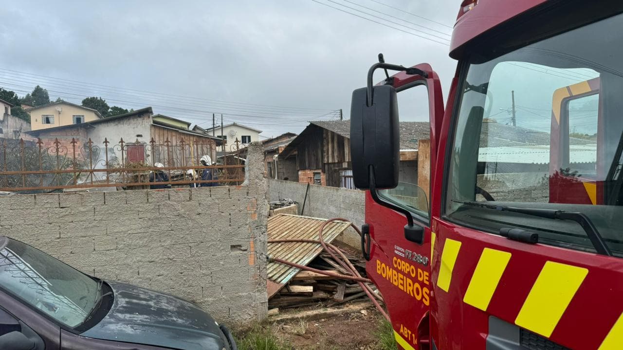 Incêndio destrói casa de madeira em bairro de Castro