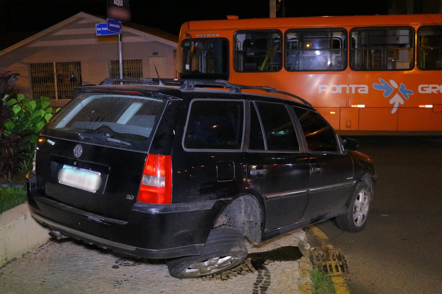 Falta de sinalização provoca acidente entre carro e ônibus coletivo em PG