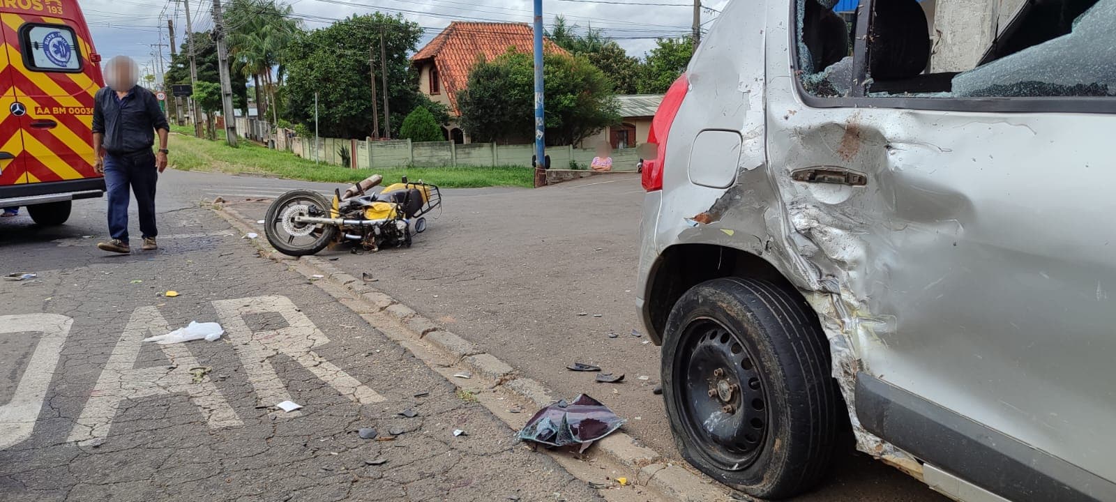 Motociclista e passageira ficam feridos após colisão com carro que acessava mercado em PG