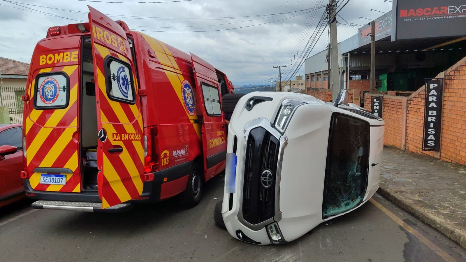Carro fura preferencial e provoca capotamento no Nova Rússia