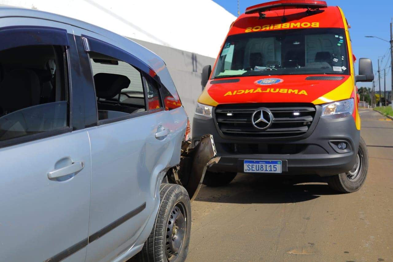 Caminhão colide com traseira de carro na rotatória da Vila Santa Bárbara em PG