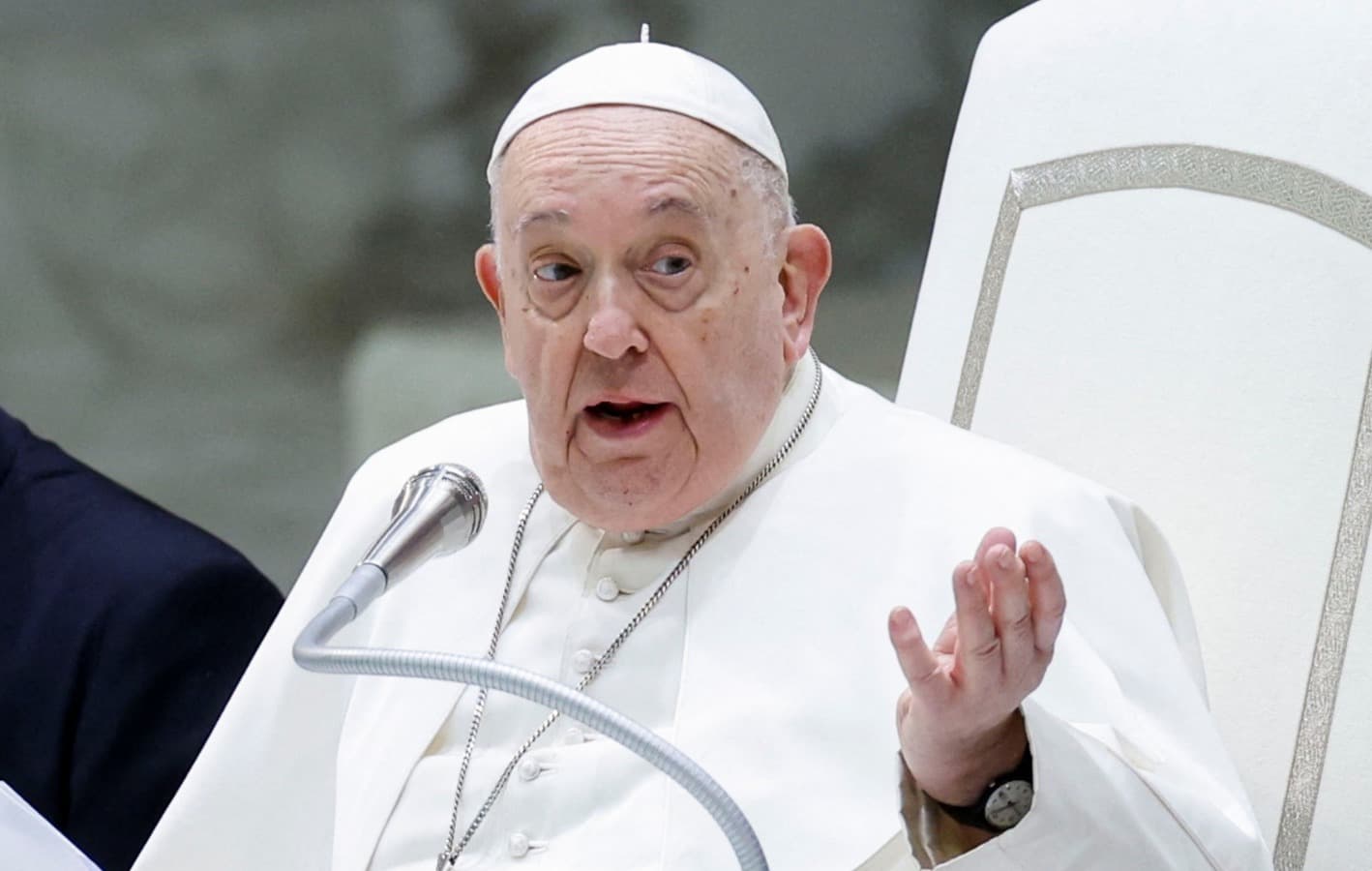 Papa Francisco lança livro e diz que opção de renunciar ao cargo é “hipótese distante”