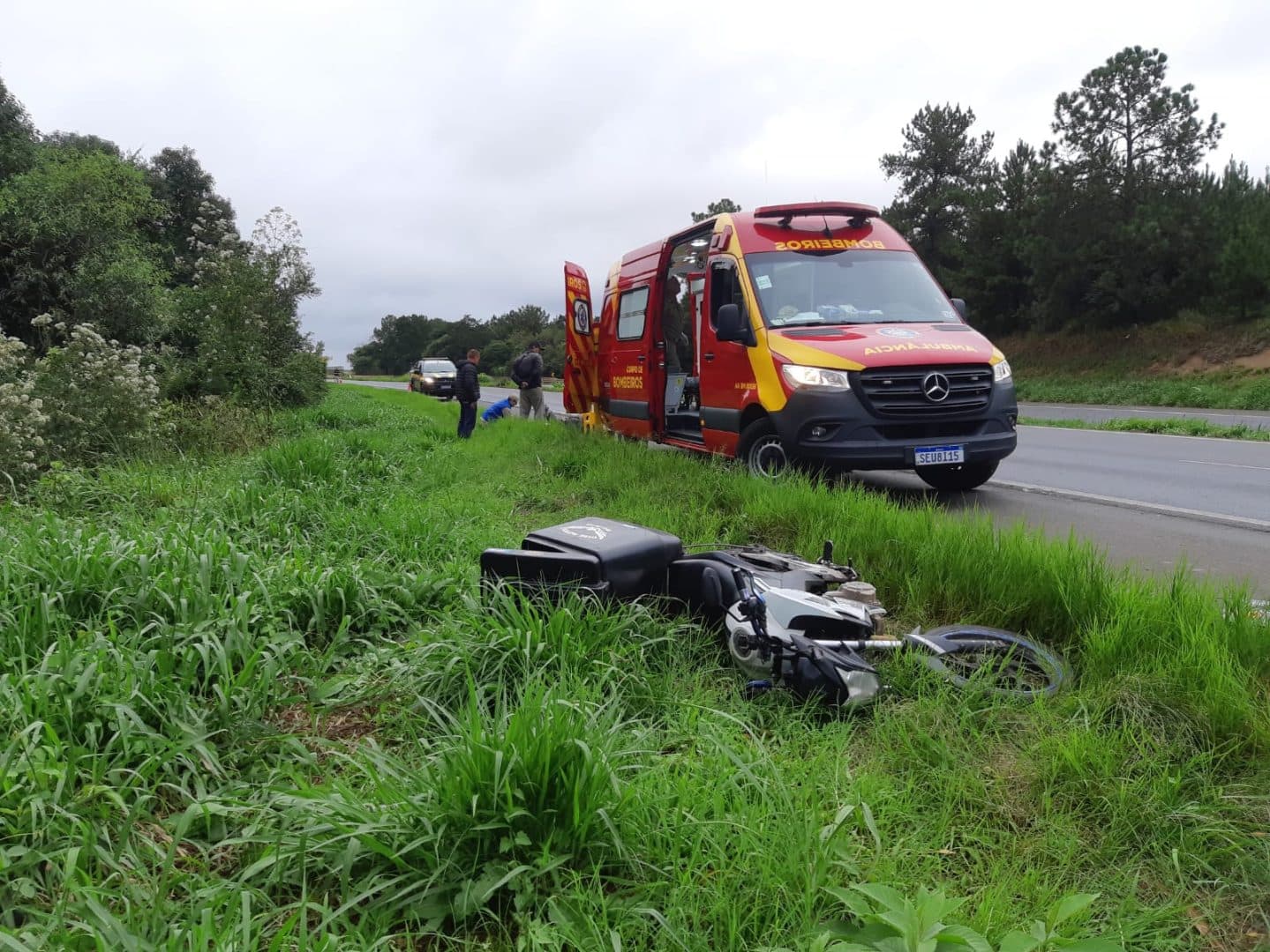 Motociclista fica ferido após queda de moto na BR-376 em Ponta Grossa