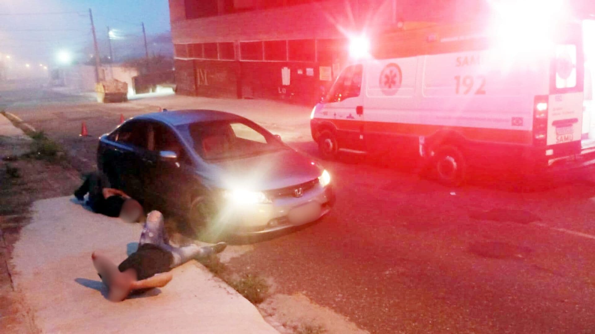 Homens embriagados dormem em calçada e SAMU é acionado em PG