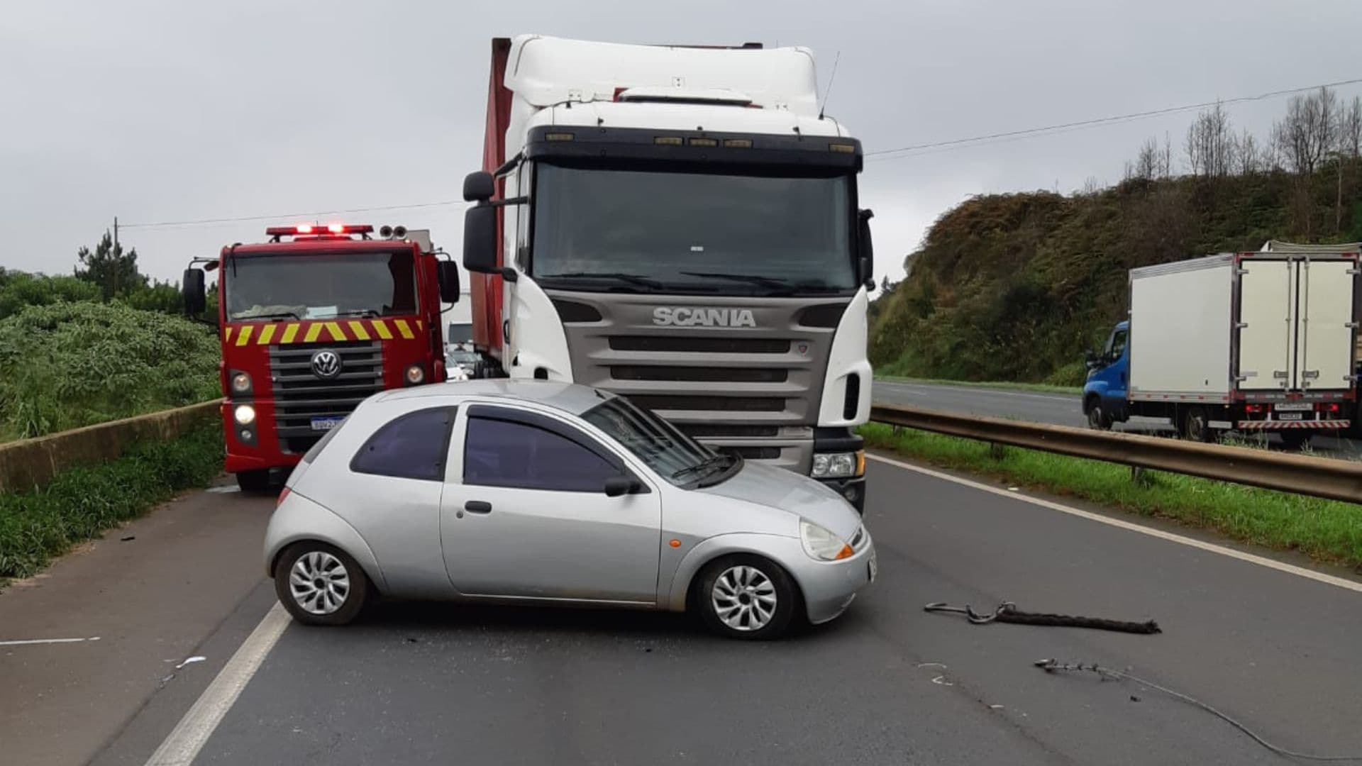 Acidente entre carro e caminhão deixa motorista ferida na BR-376 em PG