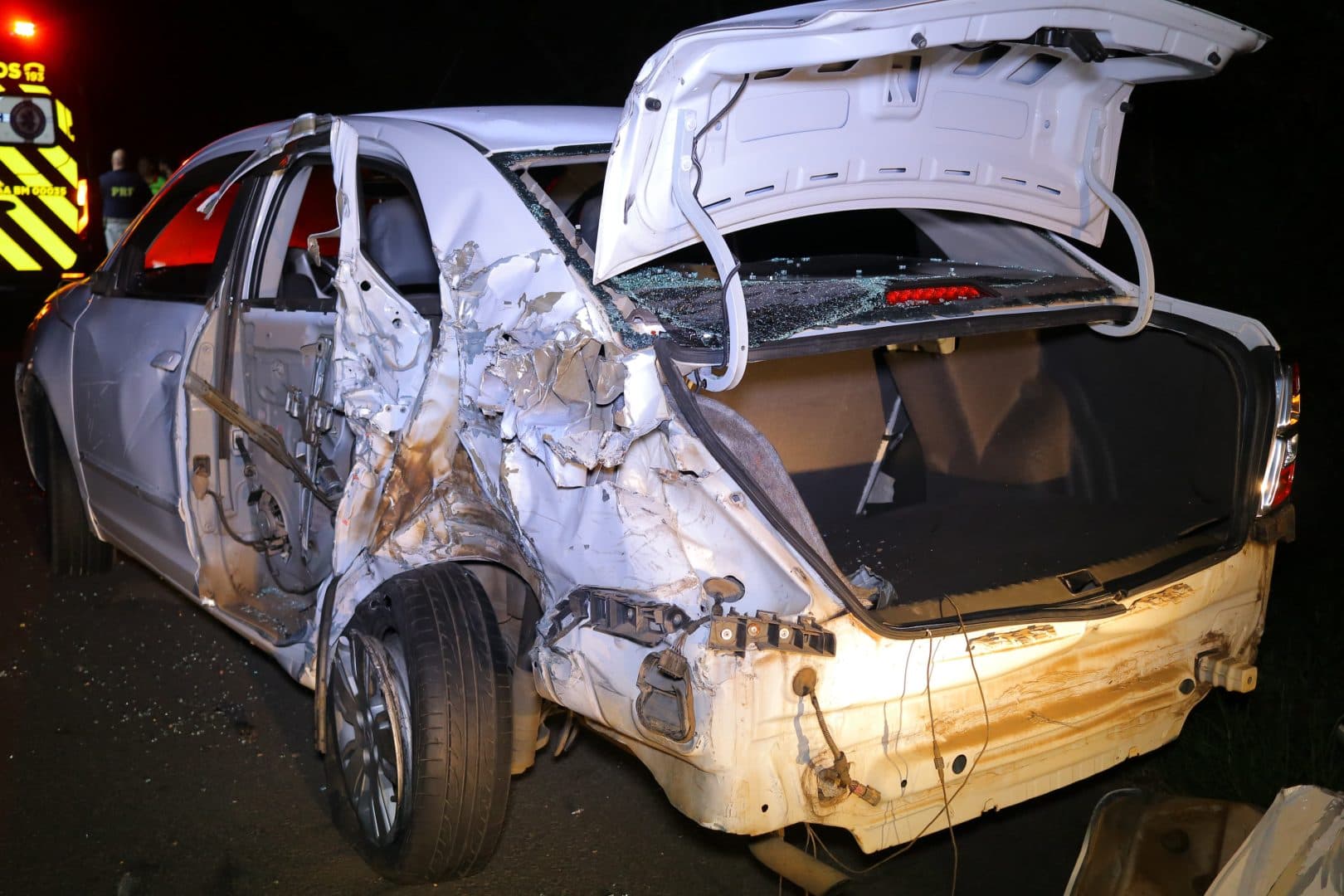 Colisão entre dois carros e um caminhão na BR-376 deixa uma pessoa ferida em PG
