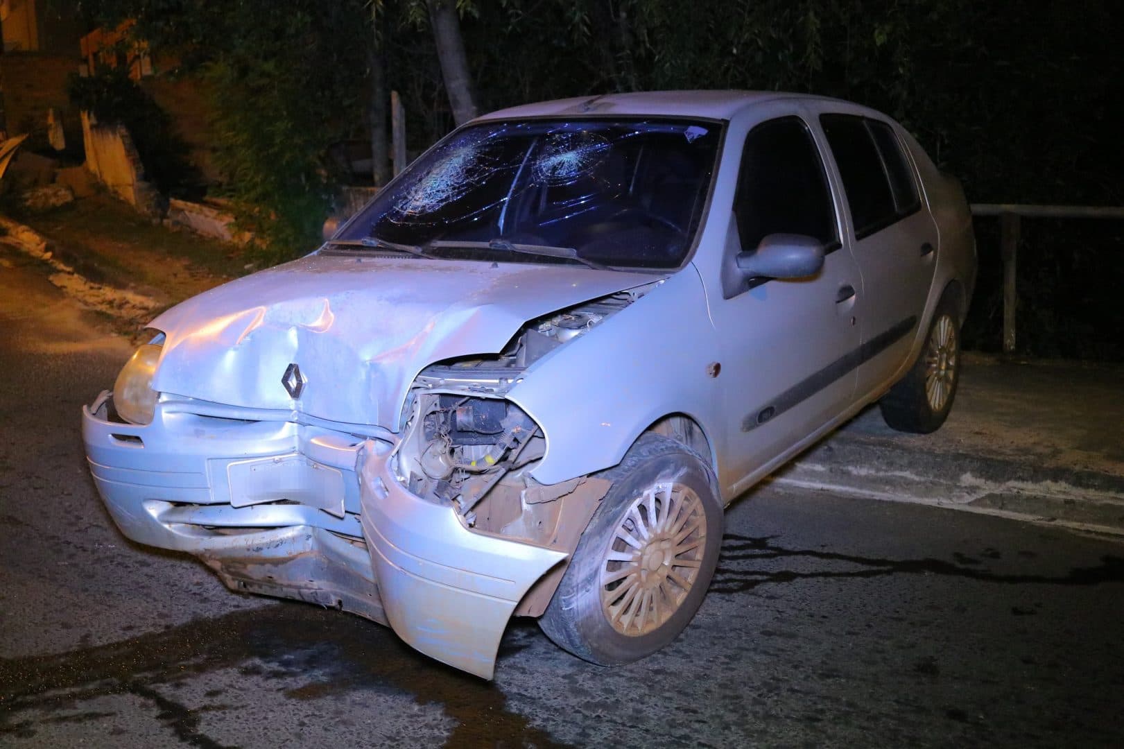 Carro colide com poste e dois ficam feridos em Ponta Grossa