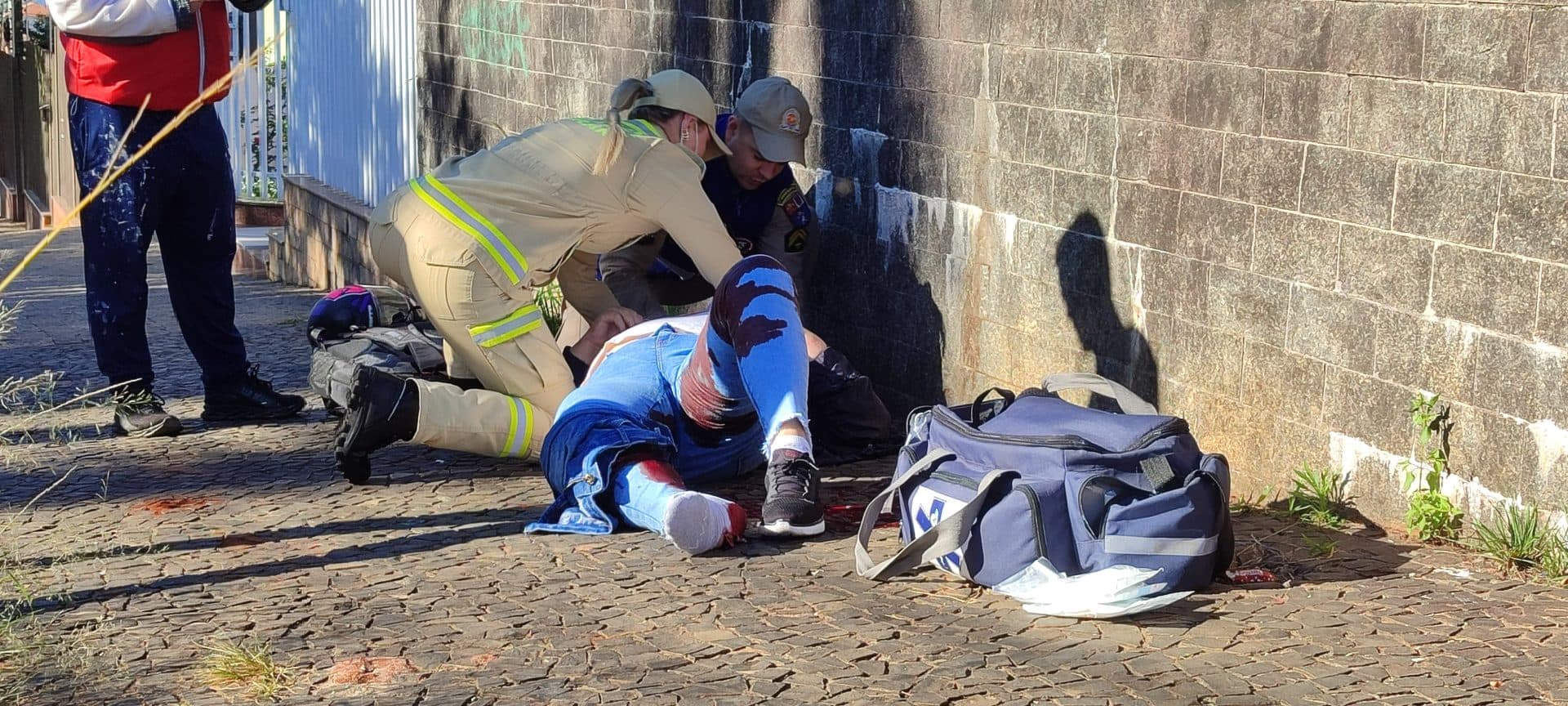 Motociclista fica ferida após colidir com muro de terreno abandonado em Ponta Grossa