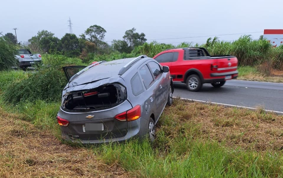 Motorista perde o controle e capota na PR 151