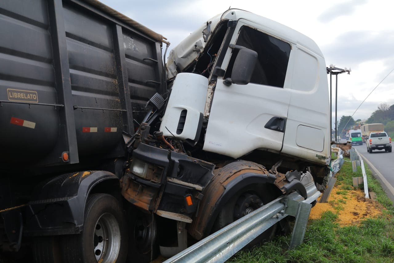 Dois caminhões, carregados com soja, se envolvem em acidente na BR-376 em PG